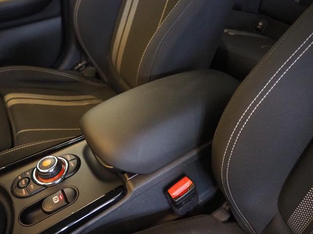 ＭＩＮＩ クーパーＳ　クラブマン　オール４　ペッパーパッケージ　１７インチアロイホイール　アクティブクルーズコントロール　純正ナビゲーション　リアビューカメラ　フロント＆リアＰＤＣ　ＬＥＤヘッドライト　禁煙車（28枚目）