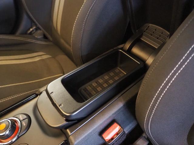 ＭＩＮＩ クーパーＳ　クラブマン　オール４　ペッパーパッケージ　１７インチアロイホイール　アクティブクルーズコントロール　純正ナビゲーション　リアビューカメラ　フロント＆リアＰＤＣ　ＬＥＤヘッドライト　禁煙車（29枚目）