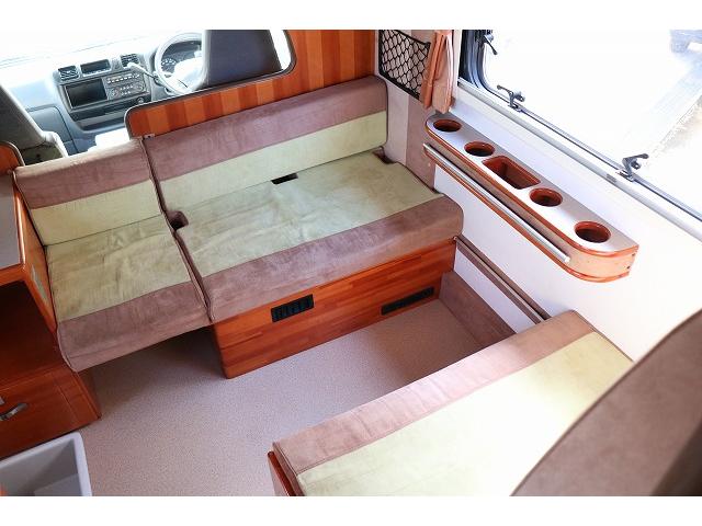 バネットトラック  キャンピングカー キャブコン 東和モータース カービィR2B 4WD ベバストFFヒーター シングルサブバッテリー 走行充電 冷蔵庫 シンク 外部電源 常設2段ベッドレイアウト(8枚目)