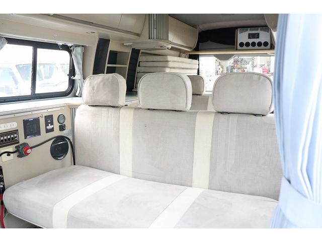 ハイエースバン キャンピングカー バンコン ホワイトハウス コンパスドルク FFヒーター DCクーラー マックスファン インバーター 冷蔵庫 リチウムイオンバッテリー 電子レンジ 外部充電(3枚目)