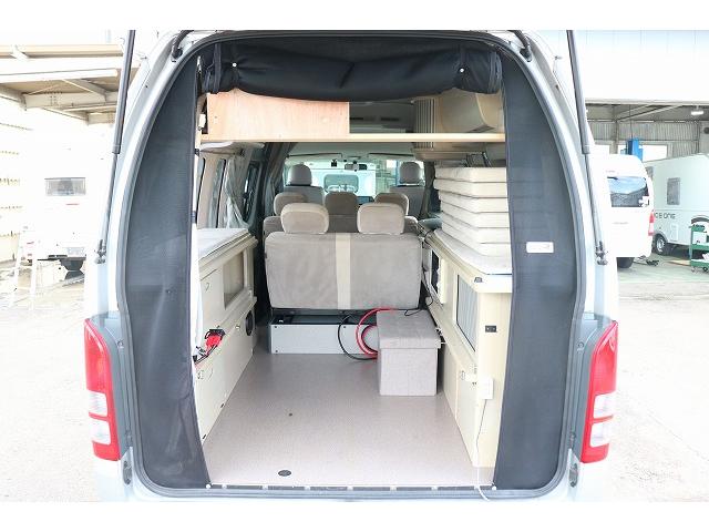 ハイエースバン キャンピングカー バンコン ホワイトハウス コンパスドルク FFヒーター DCクーラー マックスファン インバーター 冷蔵庫 リチウムイオンバッテリー 電子レンジ 外部充電(5枚目)