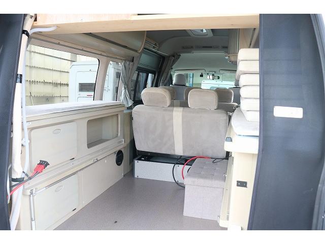 ハイエースバン キャンピングカー バンコン ホワイトハウス コンパスドルク FFヒーター DCクーラー マックスファン インバーター 冷蔵庫 リチウムイオンバッテリー 電子レンジ 外部充電(7枚目)