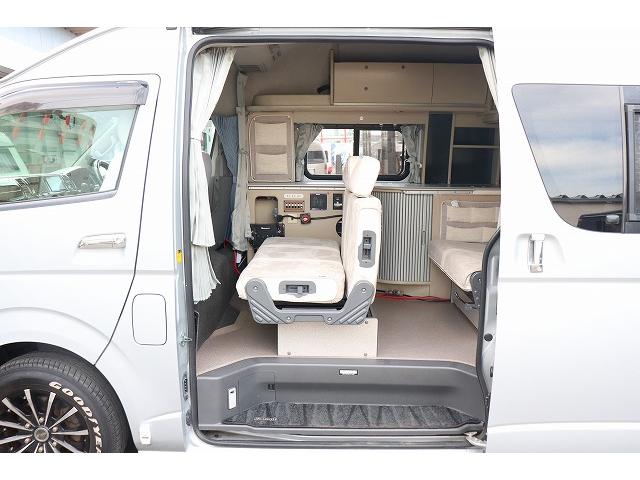 ハイエースバン キャンピングカー バンコン ホワイトハウス コンパスドルク FFヒーター DCクーラー マックスファン インバーター 冷蔵庫 リチウムイオンバッテリー 電子レンジ 外部充電(9枚目)