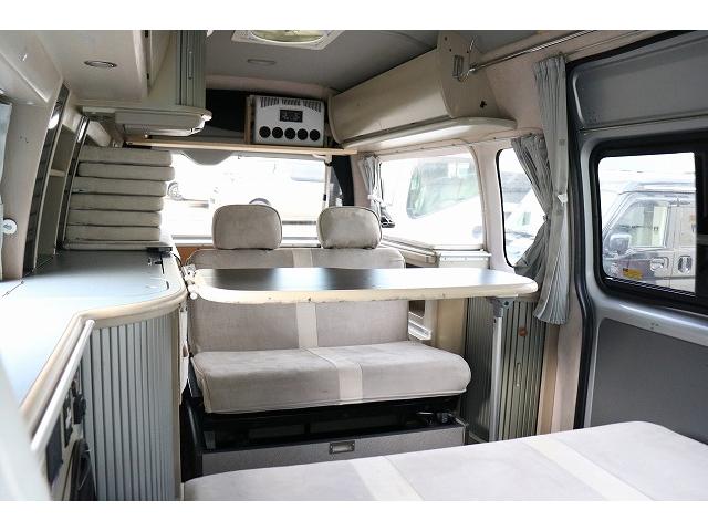 ハイエースバン キャンピングカー バンコン ホワイトハウス コンパスドルク FFヒーター DCクーラー マックスファン インバーター 冷蔵庫 リチウムイオンバッテリー 電子レンジ 外部充電(15枚目)