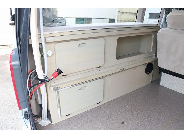 ハイエースバン キャンピングカー バンコン ホワイトハウス コンパスドルク FFヒーター DCクーラー マックスファン インバーター 冷蔵庫 リチウムイオンバッテリー 電子レンジ 外部充電(17枚目)