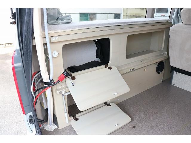 ハイエースバン キャンピングカー バンコン ホワイトハウス コンパスドルク FFヒーター DCクーラー マックスファン インバーター 冷蔵庫 リチウムイオンバッテリー 電子レンジ 外部充電(18枚目)