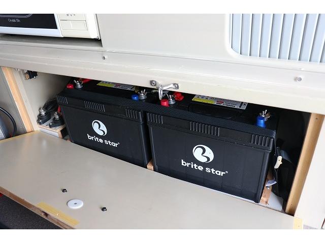 ハイエースバン キャンピングカー バンコン ホワイトハウス コンパスドルク FFヒーター DCクーラー マックスファン インバーター 冷蔵庫 リチウムイオンバッテリー 電子レンジ 外部充電(24枚目)