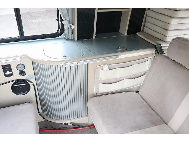 ハイエースバン キャンピングカー バンコン ホワイトハウス コンパスドルク FFヒーター DCクーラー マックスファン インバーター 冷蔵庫 リチウムイオンバッテリー 電子レンジ 外部充電(28枚目)