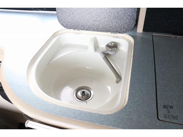 ハイエースバン キャンピングカー バンコン ホワイトハウス コンパスドルク FFヒーター DCクーラー マックスファン インバーター 冷蔵庫 リチウムイオンバッテリー 電子レンジ 外部充電(30枚目)