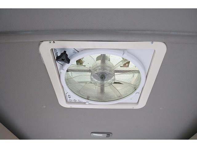 ハイエースバン キャンピングカー バンコン ホワイトハウス コンパスドルク FFヒーター DCクーラー マックスファン インバーター 冷蔵庫 リチウムイオンバッテリー 電子レンジ 外部充電(34枚目)