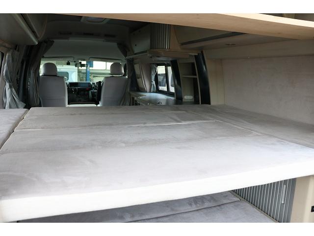 ハイエースバン キャンピングカー バンコン ホワイトハウス コンパスドルク FFヒーター DCクーラー マックスファン インバーター 冷蔵庫 リチウムイオンバッテリー 電子レンジ 外部充電(50枚目)