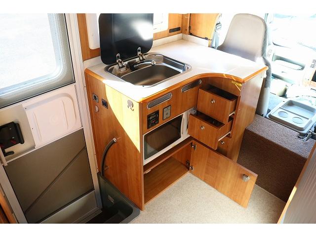 カムロード 　キャンピングカー　キャブコン　バンテック　ジル４８０スキップ　家庭用エアコン　トリプルサブバッテリー　ソーラーパネル　ＦＦヒーター　走行充電　外部充電　１５００Ｗインバーター　冷蔵庫　電子レンジ（9枚目）