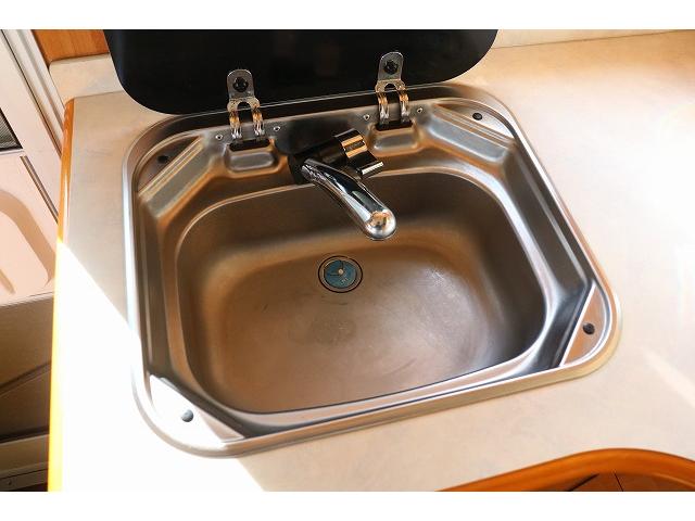 カムロード 　キャンピングカー　キャブコン　バンテック　ジル４８０スキップ　家庭用エアコン　トリプルサブバッテリー　ソーラーパネル　ＦＦヒーター　走行充電　外部充電　１５００Ｗインバーター　冷蔵庫　電子レンジ（10枚目）