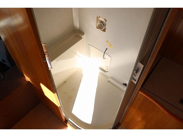 カムロード 　キャンピングカー　キャブコン　バンテック　ジル４８０スキップ　家庭用エアコン　トリプルサブバッテリー　ソーラーパネル　ＦＦヒーター　走行充電　外部充電　１５００Ｗインバーター　冷蔵庫　電子レンジ（26枚目）