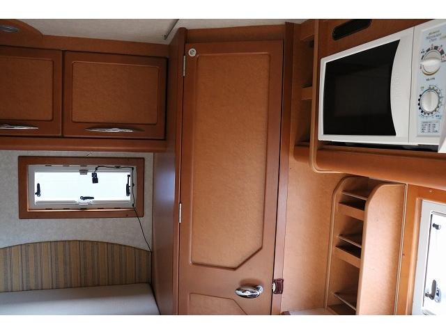 ハイエースワゴン 　キャンピングカー　キャブコン　ファーストカスタム　ＣＧ５５０ボレロＶ　シングルサブバッテリー　走行充電　外部充電　インバーター　冷蔵庫　シンク　ガス式温水ボイラー　電子レンジ　カセットトイレ（7枚目）