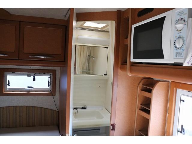 ハイエースワゴン 　キャンピングカー　キャブコン　ファーストカスタム　ＣＧ５５０ボレロＶ　シングルサブバッテリー　走行充電　外部充電　インバーター　冷蔵庫　シンク　ガス式温水ボイラー　電子レンジ　カセットトイレ（8枚目）