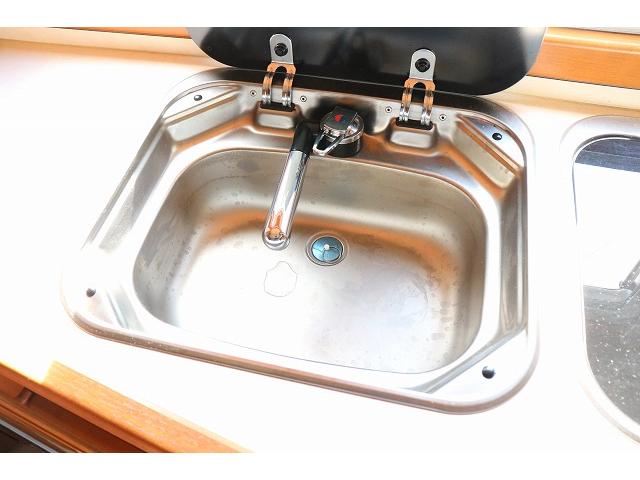 ハイエースワゴン 　キャンピングカー　キャブコン　ファーストカスタム　ＣＧ５５０ボレロＶ　シングルサブバッテリー　走行充電　外部充電　インバーター　冷蔵庫　シンク　ガス式温水ボイラー　電子レンジ　カセットトイレ（14枚目）