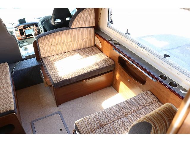 カムロード 　キャンピングカー　キャブコン　バンテック　ジル５２０　家庭用エアコン　トリプルサブバッテリー　走行充電　外部充電　インバーター　温水ボイラー　ＦＦヒーター　冷蔵庫　シンク（9枚目）