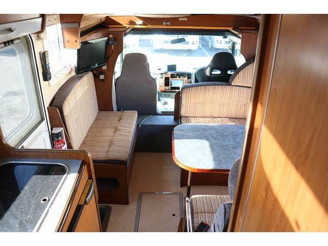 カムロード 　キャンピングカー　キャブコン　バンテック　ジル５２０　家庭用エアコン　トリプルサブバッテリー　走行充電　外部充電　インバーター　温水ボイラー　ＦＦヒーター　冷蔵庫　シンク（11枚目）