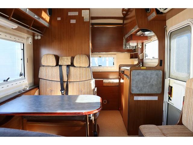 カムロード 　キャンピングカー　キャブコン　バンテック　ジル５２０　家庭用エアコン　トリプルサブバッテリー　走行充電　外部充電　インバーター　温水ボイラー　ＦＦヒーター　冷蔵庫　シンク（12枚目）
