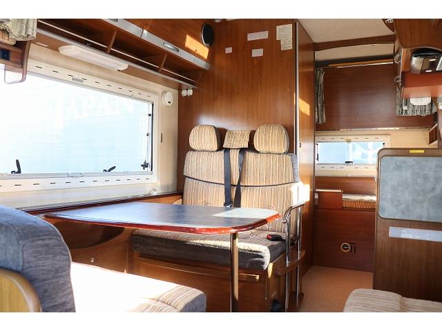 カムロード 　キャンピングカー　キャブコン　バンテック　ジル５２０　家庭用エアコン　トリプルサブバッテリー　走行充電　外部充電　インバーター　温水ボイラー　ＦＦヒーター　冷蔵庫　シンク（13枚目）
