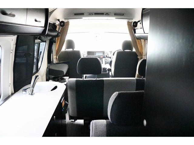 ハイエースバン キャンピングカー バンコン トイファクトリー GT ツインサブバッテリー 走行充電 外部充電 冷蔵庫 シンク 給排水ポリタンク FFヒーター 走行用リアクーラー・ヒーター バックカメラ(8枚目)