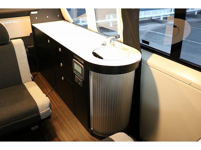 ハイエースバン キャンピングカー バンコン トイファクトリー GT ツインサブバッテリー 走行充電 外部充電 冷蔵庫 シンク 給排水ポリタンク FFヒーター 走行用リアクーラー・ヒーター バックカメラ(16枚目)