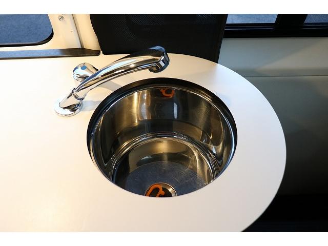 ハイエースバン キャンピングカー バンコン トイファクトリー GT ツインサブバッテリー 走行充電 外部充電 冷蔵庫 シンク 給排水ポリタンク FFヒーター 走行用リアクーラー・ヒーター バックカメラ(17枚目)