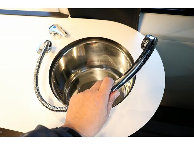 ハイエースバン キャンピングカー バンコン トイファクトリー GT ツインサブバッテリー 走行充電 外部充電 冷蔵庫 シンク 給排水ポリタンク FFヒーター 走行用リアクーラー・ヒーター バックカメラ(18枚目)