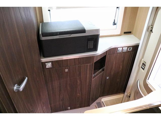 カムロード キャンピングカー キャブコン バンテック コルドリーブス 家庭用エアコン ポータブルバッテリー トリプルサブバッテリー FFヒーター 電子レンジ 冷蔵庫 マックスファン 温水ボイラー(16枚目)