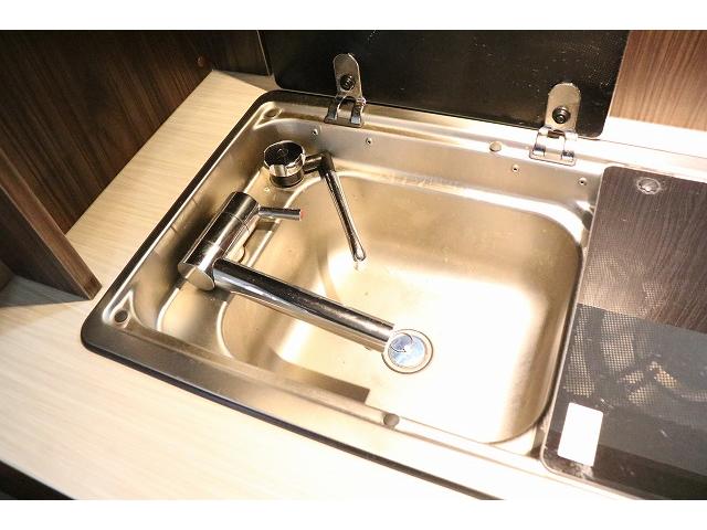 カムロード キャンピングカー キャブコン バンテック コルドリーブス 家庭用エアコン ポータブルバッテリー トリプルサブバッテリー FFヒーター 電子レンジ 冷蔵庫 マックスファン 温水ボイラー(25枚目)