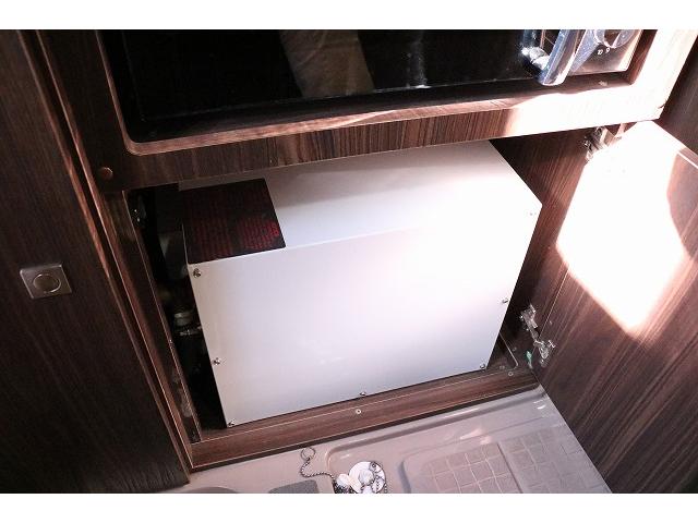 カムロード キャンピングカー キャブコン バンテック コルドリーブス 家庭用エアコン ポータブルバッテリー トリプルサブバッテリー FFヒーター 電子レンジ 冷蔵庫 マックスファン 温水ボイラー(29枚目)