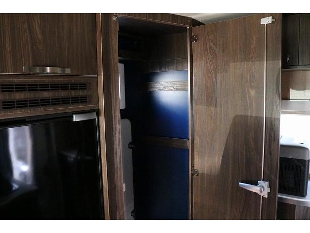 カムロード キャンピングカー キャブコン バンテック コルドリーブス 家庭用エアコン ポータブルバッテリー トリプルサブバッテリー FFヒーター 電子レンジ 冷蔵庫 マックスファン 温水ボイラー(33枚目)