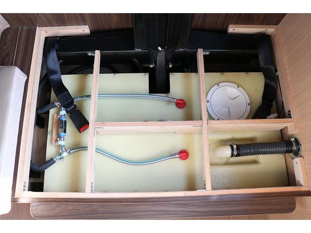 カムロード キャンピングカー キャブコン バンテック コルドリーブス 家庭用エアコン ポータブルバッテリー トリプルサブバッテリー FFヒーター 電子レンジ 冷蔵庫 マックスファン 温水ボイラー(37枚目)