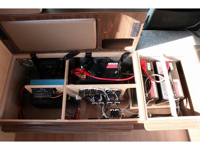 カムロード キャンピングカー キャブコン バンテック コルドリーブス 家庭用エアコン ポータブルバッテリー トリプルサブバッテリー FFヒーター 電子レンジ 冷蔵庫 マックスファン 温水ボイラー(40枚目)