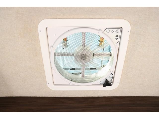 カムロード キャンピングカー キャブコン バンテック コルドリーブス 家庭用エアコン ポータブルバッテリー トリプルサブバッテリー FFヒーター 電子レンジ 冷蔵庫 マックスファン 温水ボイラー(53枚目)