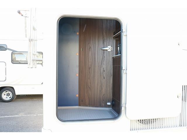 カムロード キャンピングカー キャブコン バンテック コルドリーブス 家庭用エアコン ポータブルバッテリー トリプルサブバッテリー FFヒーター 電子レンジ 冷蔵庫 マックスファン 温水ボイラー(74枚目)