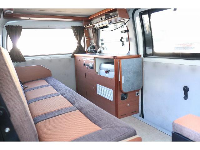 タウンエースバン 　キャンピングカー　バンコン　キャンピングカー広島　ピコ　４ＷＤ　ポップアップルーフ　シングルサブバッテリー　走行充電　外部充電　インバーター　ポータブル冷蔵庫　走行用リアヒーター（5枚目）