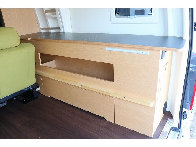 ハイエースバン 　キャンピングカー　バンコン　トイファクトリー　バレイアグランデ　家庭用エアコン　リチウムイオンバッテリー　マックスファン　ソーラーパネル　インバーター　冷蔵庫　ＦＦヒーター　電子レンジ　１９インチＴＶ（9枚目）