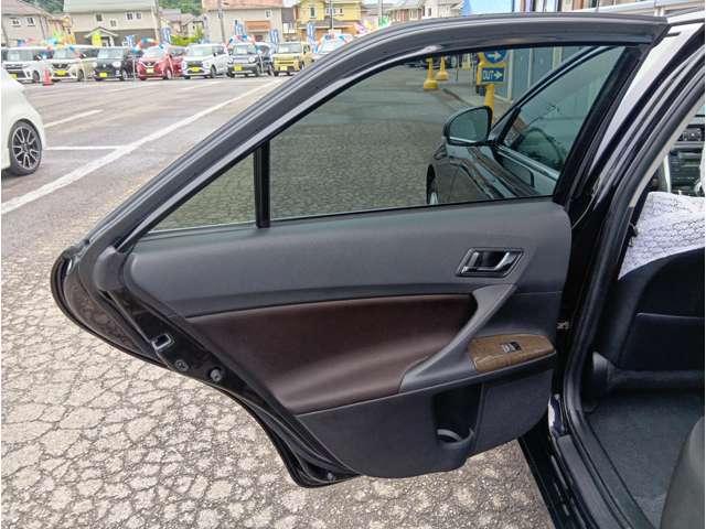 マークＸ ２５０Ｇ　Ｆパッケージ　１３０系中期型　Ｖ型６気筒エンジン　６ＡＴ　バイキセノン式ディスチャージヘッドランプ　リアコンビネーションランプ　純正オーディオ　ＥＴＣ　キーレスエントリー　サイドエアバッグ　レギュラーガソリン仕様（40枚目）