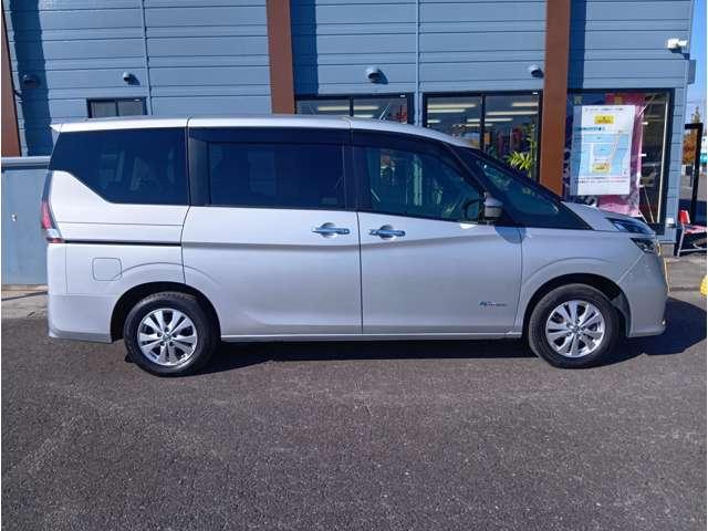 セレナ Ｇ　４ＷＤ　エマージェンシーブレーキ　純正９型ナビ　フルセグ　Ｂｌｕｅｔｏｏｔｈ　Ｂｌｕ－ｒａｙ再生　純正後席モニター　Ｂカメラ　ＥＴＣ　全席ＵＳＢ　ＬＥＤヘッドライト　クルコン　純正１５インチＡＷ（8枚目）