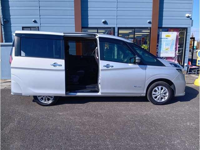 セレナ Ｇ　４ＷＤ　エマージェンシーブレーキ　純正９型ナビ　フルセグ　Ｂｌｕｅｔｏｏｔｈ　Ｂｌｕ－ｒａｙ再生　純正後席モニター　Ｂカメラ　ＥＴＣ　全席ＵＳＢ　ＬＥＤヘッドライト　クルコン　純正１５インチＡＷ（9枚目）