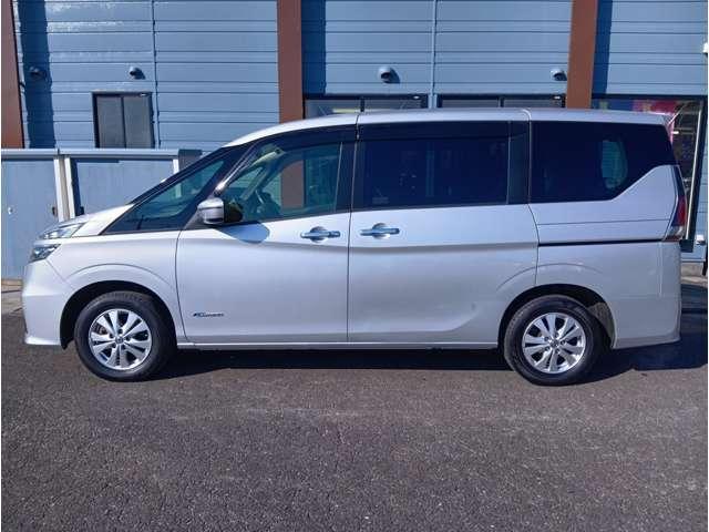 セレナ Ｇ　４ＷＤ　エマージェンシーブレーキ　純正９型ナビ　フルセグ　Ｂｌｕｅｔｏｏｔｈ　Ｂｌｕ－ｒａｙ再生　純正後席モニター　Ｂカメラ　ＥＴＣ　全席ＵＳＢ　ＬＥＤヘッドライト　クルコン　純正１５インチＡＷ（10枚目）