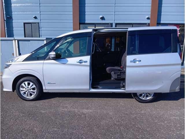 セレナ Ｇ　４ＷＤ　エマージェンシーブレーキ　純正９型ナビ　フルセグ　Ｂｌｕｅｔｏｏｔｈ　Ｂｌｕ－ｒａｙ再生　純正後席モニター　Ｂカメラ　ＥＴＣ　全席ＵＳＢ　ＬＥＤヘッドライト　クルコン　純正１５インチＡＷ（11枚目）