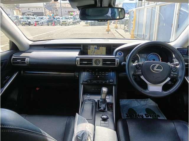 ＩＳ ＩＳ３００ｈ　バージョンＬ　純正ナビ　黒革シート　メモリ機能付パワーシート　クリアランスソナー　レーダークルーズ　シートヒーター＆ベンチレーター　電動リアサンシェード　純正１７インチＡＷ　バックカメラ　ＥＴＣ　取説・記録簿（2枚目）