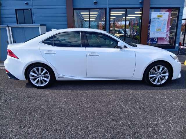 ＩＳ ＩＳ３００ｈ　バージョンＬ　純正ナビ　黒革シート　メモリ機能付パワーシート　クリアランスソナー　レーダークルーズ　シートヒーター＆ベンチレーター　電動リアサンシェード　純正１７インチＡＷ　バックカメラ　ＥＴＣ　取説・記録簿（8枚目）