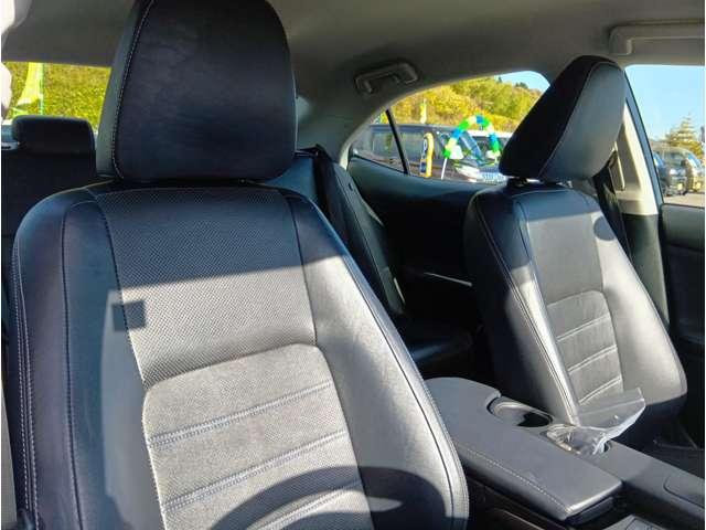 ＩＳ ＩＳ３００ｈ　バージョンＬ　純正ナビ　黒革シート　メモリ機能付パワーシート　クリアランスソナー　レーダークルーズ　シートヒーター＆ベンチレーター　電動リアサンシェード　純正１７インチＡＷ　バックカメラ　ＥＴＣ　取説・記録簿（13枚目）