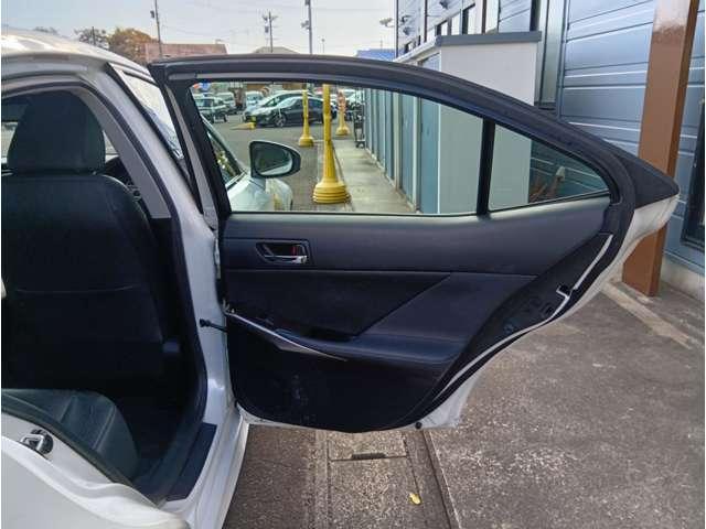 ＩＳ ＩＳ３００ｈ　バージョンＬ　純正ナビ　黒革シート　メモリ機能付パワーシート　クリアランスソナー　レーダークルーズ　シートヒーター＆ベンチレーター　電動リアサンシェード　純正１７インチＡＷ　バックカメラ　ＥＴＣ　取説・記録簿（48枚目）