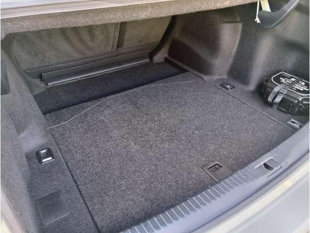 ＩＳ ＩＳ３００ｈ　バージョンＬ　純正ナビ　黒革シート　メモリ機能付パワーシート　クリアランスソナー　レーダークルーズ　シートヒーター＆ベンチレーター　電動リアサンシェード　純正１７インチＡＷ　バックカメラ　ＥＴＣ　取説・記録簿（56枚目）