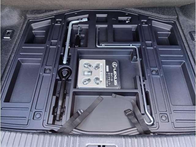 ＩＳ ＩＳ３００ｈ　バージョンＬ　純正ナビ　黒革シート　メモリ機能付パワーシート　クリアランスソナー　レーダークルーズ　シートヒーター＆ベンチレーター　電動リアサンシェード　純正１７インチＡＷ　バックカメラ　ＥＴＣ　取説・記録簿（58枚目）